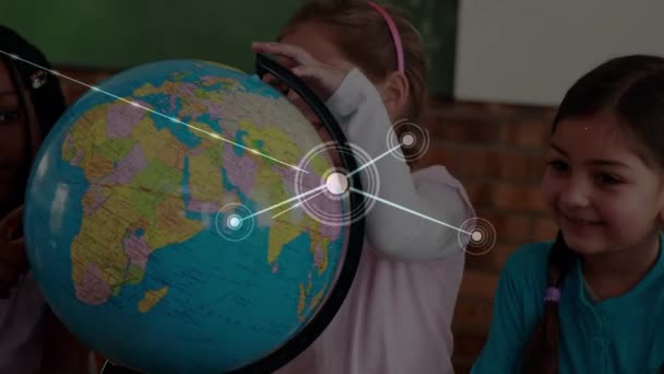 在学校里 通过三个不同的女孩接触一个全球模型 形成了一个联系网络 学校和教育技术概念 — 图库视频影像
