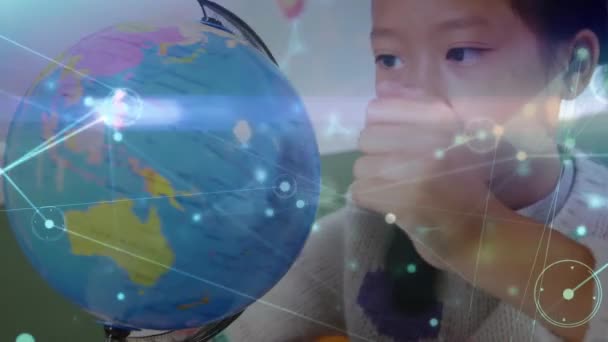 Animação Rede Conexões Sobre Menina Asiática Tocando Modelo Globo Escola — Vídeo de Stock