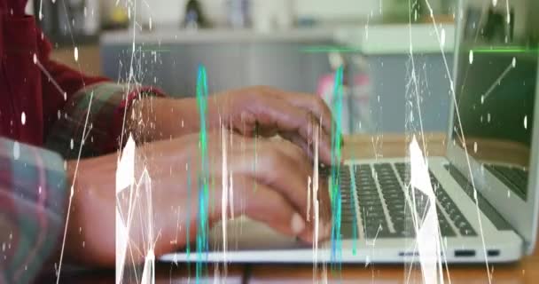 Анімація Екранів Мережі Єднань Над Середньою Секцією Людини Використовуючи Ноутбук — стокове відео