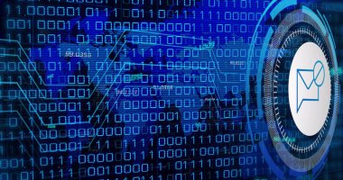 Mavi arkaplan üzerinde zarf simgesi olan veri işleme resmi. Küresel teknoloji ve dijital arayüz konsepti dijital olarak oluşturuldu