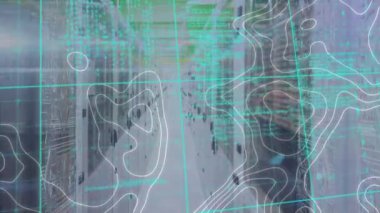 Sunucu odasının üzerinde soyut şablonlar ve programlama kodlarıyla mikroişlemci animasyonu. Dijital kompozit, bilgisayar dili, yapay zeka, telekomünikasyon, bulut hesaplama.