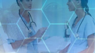 Mutlu kadın doktorlara karşı altıgenlerin animasyonu. Sağlık, tıp ve teknoloji konsepti dijital olarak üretilen video.