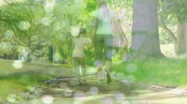 Annesinin kızıyla el ele tutuşup yürüdüğü dikiz aynasından akan suyun birleşik videosu. annelik ve aşk kavramı