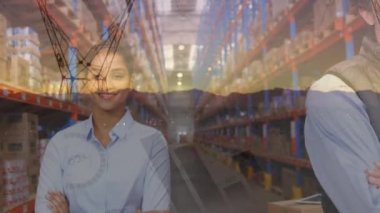 Mobil şebeke kulelerine gülümseyen çeşitli erkek ve kadın yöneticilerin birleşik videosu. Lojistik işi ve teknoloji konsepti