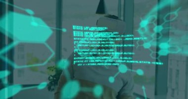 Ofiste video kulaklık takan beyaz bir adam hakkındaki bilimsel verilerin animasyonu. iş, bilim ve dijital olarak üretilen video teknolojisi konseptiyle çalışmak.