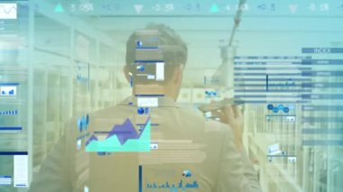 Çizelgelerin animasyonu, programlama verileri ve numaralar erkek CEO 'nun cep telefonundan konuştuğu arkaplanda. Dijital bileşik, çoklu pozlama, kodlama, veritabanı, rapor, iş ve teknoloji kavramı.