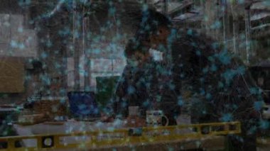 Dizüstü bilgisayar kullanan iki ırklı iş kadınının finansal veri işleme animasyonu. Küresel spor yarışması ve ağ konsepti dijital olarak oluşturulmuş video.