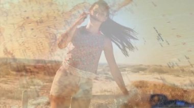 Kumsaldaki beyaz bir kadının haritasının animasyonu. Tatil ve dijital arayüz kavramı dijital olarak oluşturulmuş video.