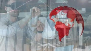 Kırmızı dönen küre animasyonu, grafik verileri, sanal gerçeklik simülatörü kullanan beyaz iş adamı. Dijital bileşik, çoklu pozlama, yaratıcı iş, metaevren, gelecekçi, modern teknoloji.