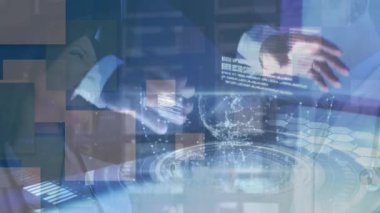 Dokunmatik ekranı kullanan beyaz adamın bağlantılarının, küresinin ve ellerinin animasyonu. Ağ, bağlantılar ve dijital ekran konsepti dijital olarak oluşturuldu.