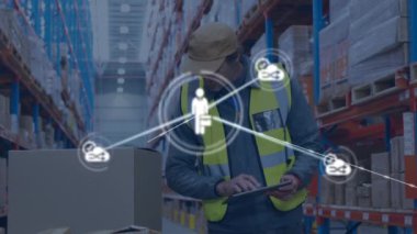 Depodaki beyaz erkek işçilerin ikonlarla olan bağlantılarının animasyonu. küresel iş ve dijital arayüz kavramı dijital olarak oluşturulmuş video.