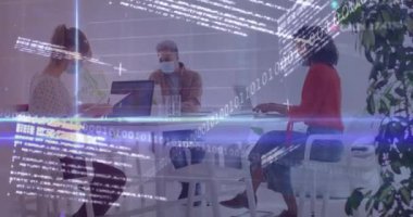 Ofisteki maske takan çeşitli iş arkadaşlarının grafiklerinin ve verilerinin animasyonu. İş, finans ve ekonomi kavramı dijital olarak oluşturulmuş video.