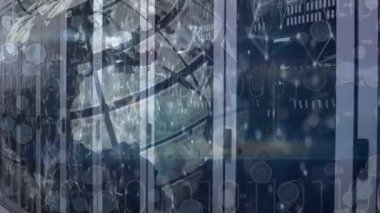 Sunucu odasında veri işleme ve küre animasyonu. küresel iş ve dijital arayüz kavramı dijital olarak oluşturulmuş video.