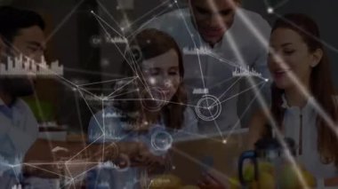 Ofisteki çeşitli iş adamları üzerinde veri işleme animasyonu. Küresel iş ve dijital arayüz kavramı dijital olarak oluşturulmuş video.