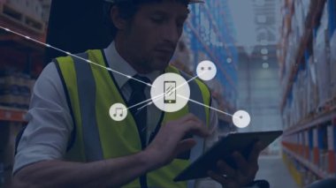 Depodaki beyaz erkek işçilerin ikonlarla olan bağlantılarının animasyonu. küresel iş ve dijital arayüz kavramı dijital olarak oluşturulmuş video.