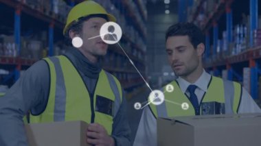 Depodaki beyaz erkek işçilerin ikonlarla olan bağlantılarının animasyonu. Küresel iş ve dijital arayüz kavramı dijital olarak oluşturulmuş video.