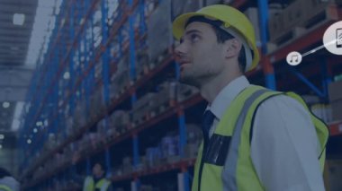 Depodaki beyaz erkek işçilerin ikonlarla olan bağlantılarının animasyonu. küresel iş ve dijital arayüz kavramı dijital olarak oluşturulmuş video.