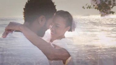 Sahilde evli Afro-Amerikan bir çiftin üzerinde deniz animasyonu. Tatil ve dijital arayüz kavramı dijital olarak oluşturulmuş video.
