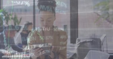 Ofisinde tableti olan melez bir kadın için finansal verilerin animasyonu. İş, finans ve ekonomi kavramı dijital olarak oluşturulmuş video.