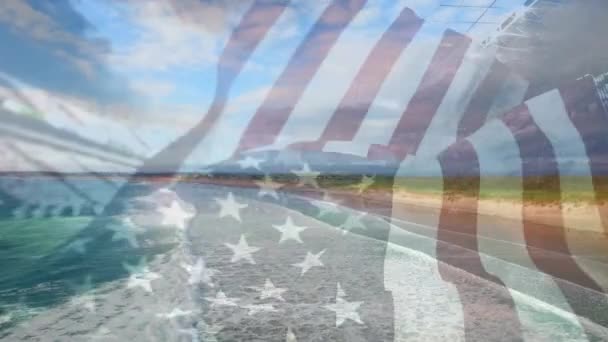 Σύνθετο Βίντεο Κυματιστή Αμερικανική Σημαία Πάνω Από Κύματα Στη Θάλασσα — Αρχείο Βίντεο