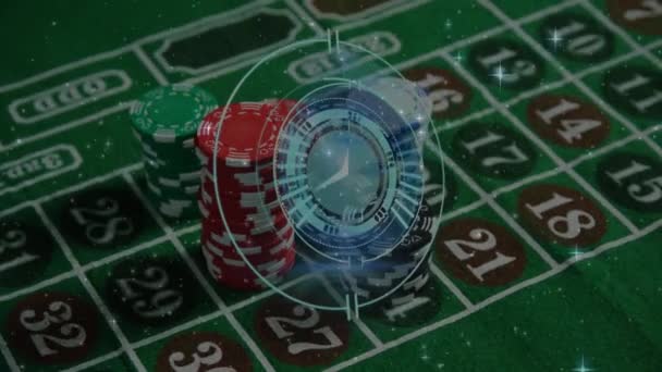 Анімація Годинника Сяючих Зірок Проти Стопки Покерних Фішок Казино Столі — стокове відео