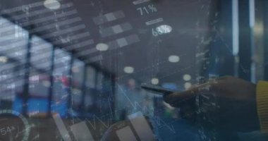 Akıllı telefon kullanan beyaz bir kadının ellerinde finansal verilerin ve grafiklerin animasyonu. finans, ekonomi, iletişim ve teknoloji konsepti dijital olarak oluşturulmuş video.