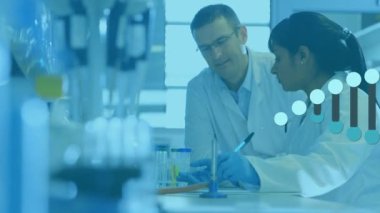 Çeşitli kadın ve erkek laboratuvar çalışanları üzerinde DNA animasyonu. Bilim, tıp ve laboratuar konsepti dijital olarak üretilen video.