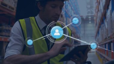Depodaki beyaz erkek işçilerin ikonlarla olan bağlantılarının animasyonu. küresel iş ve dijital arayüz kavramı dijital olarak oluşturulmuş video.