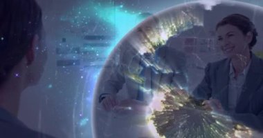 Kafkasyalı iş adamlarının ofisinde dünyayı canlandırması. Küresel iş ve dijital arayüz kavramı dijital olarak oluşturulmuş video.