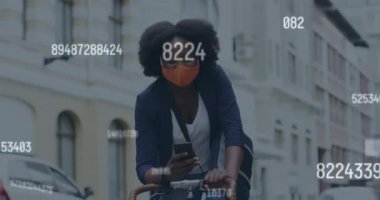 Sosyal medya simgelerinin animasyonu ve akıllı telefon kullanan Afrikalı Amerikalı bir kadın üzerinden mesaj. Küresel iş, finans ve veri işleme kavramı dijital olarak oluşturulmuş video.