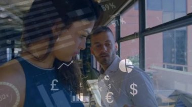 Veri, grafik, dünya haritası, avro, dolar işaretleri ofisteki Kafkasyalı meslektaşlarının üzerinden hızla geçiyor. Dijital bileşik, çoklu pozlama, küresel iş, geliştirme, kodlama, finans, analiz,