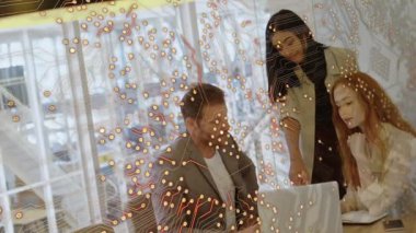 Ofiste birlikte tartışan çeşitli meslektaşlar üzerinden mikro işlemci bağlantılarının animasyonu. Küresel ağ ve iş teknolojisi kavramı