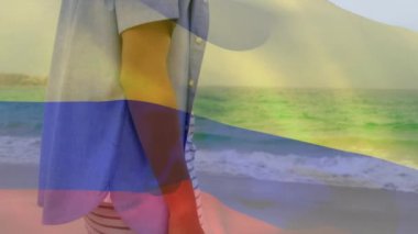 Kolombiya bayrağının animasyonu. Sahildeki Afrikalı Amerikalı adam yerine. Ulusal bayraklar, vatanseverlik ve dijital olarak üretilen tatil konsepti.