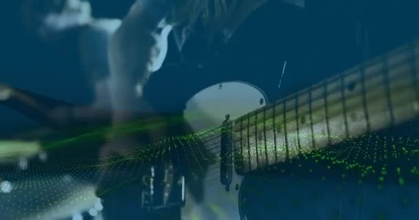 Animace Digitální Krajiny Nad Kavkazským Bubeníkem Elektrickým Kytaristou Hrající Hudbu — Stock video