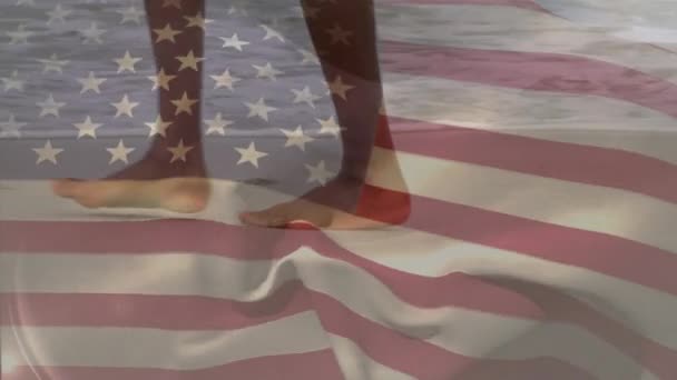 Анимация Флага Сша Над Африканской Американкой Пляже Национальные Флаги Патриотизм — стоковое видео