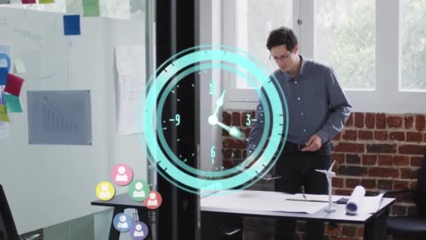 オフィスでの白人ビジネスマンの上にアイコンと時計のアニメーション グローバルビジネスとデジタルインターフェースの概念デジタル生成されたビデオ — ストック動画