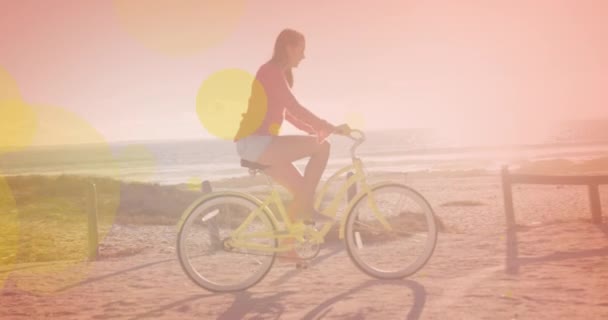 Желтые Пятна Света Против Белой Женщины Катающейся Велосипеде Пляже Концепция — стоковое видео
