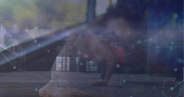 Tek elle şınav çeken Afro-Amerikan zinde bir adamın bağlantı ağının animasyonu. Küresel ağ ve spor teknolojisi kavramı