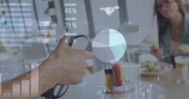 Finansal verilerin ve grafiklerin, ödeme terminalini kullanan beyaz bir kadının ellerinde canlandırılması. Finans, ekonomi, iletişim ve teknoloji konsepti dijital olarak oluşturulmuş video.