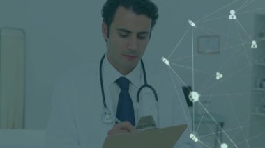 Kafkas erkek doktor yazıları üzerindeki simgelerle bağlantı ağının animasyonu. Küresel tıp, sağlık, teknoloji ve veri işleme kavramı dijital olarak oluşturulmuş video.