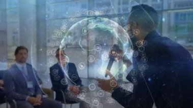 Çeşitli iş adamlarının üzerinde ikonlar olan dünyanın animasyonu. Küresel iş, bilgisayar ve dijital arayüz kavramı dijital olarak oluşturulmuş video.