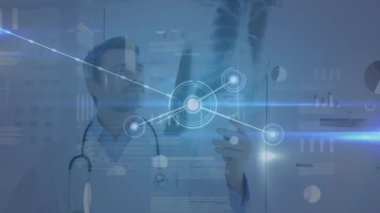 Kafkasyalı erkek doktor ve röntgen fotoğrafının olduğu bir animasyon. Dijital olarak üretilen sağlık, tıp, bağlantılar ve teknoloji konsepti.