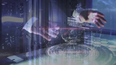 Sunucu odasında veri işleme ve Kafkas iş adamı animasyonu. Küresel iş ve dijital arayüz kavramı dijital olarak oluşturulmuş video.