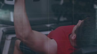 Spor salonundaki beyaz adamın veri işleme animasyonu. Küresel spor ve dijital arayüz kavramı dijital olarak oluşturulmuş video.