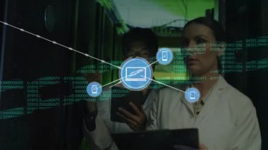 Dizüstü bilgisayar ve telefon simgelerinin sunucu odasındaki çok ırklı iş arkadaşları üzerinden birbirine bağlanması. Dijital bileşik, çoklu pozlama, nesnelerin interneti, veri merkezi, ağ ve teknoloji.