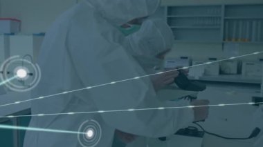 Laboratuvardaki çeşitli bilim adamları arasında bağlantı ağının animasyonu. küresel bilim, bilgisayar ve dijital arayüz kavramı dijital olarak oluşturulmuş video.