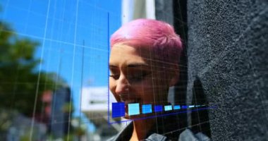 Sokakta akıllı telefon kullanan melez bir kadın hakkında istatistiksel veri işleme animasyonu. Küresel ağ ve iş teknolojisi kavramı