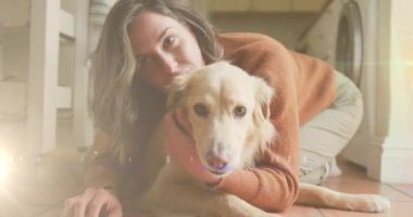 Evde köpeğiyle oynayan beyaz bir kadına karşı bir ışık lekesi. Ulusal evcil hayvan ayı farkındalığı kavramı