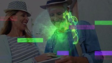 Kafkasyalı çiftler üzerinde dünya ile veri işleme animasyonu. Küresel bilim, bağlantılar, veri işleme ve dijital arayüz kavramı dijital olarak oluşturulmuş video.