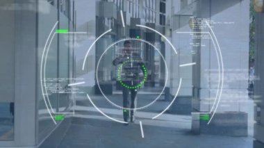 Kapsam taraması ve programlama kodlarının cep telefonuyla konuşan Kafkas işadamı üzerinden canlandırılması. Dijital bileşik, çoklu pozlama, veritabanı, iş dünyası, modern ofis ve teknoloji kavramı.